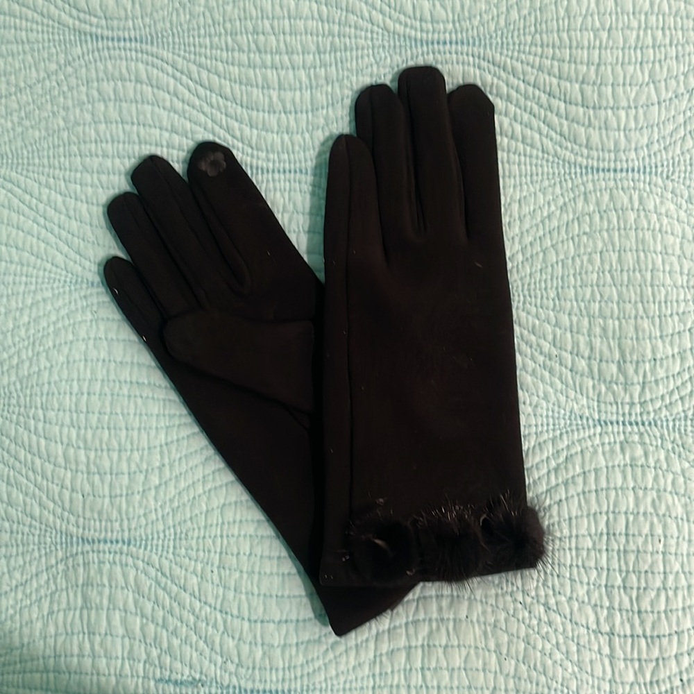 Black gloves with mini fur pom pom